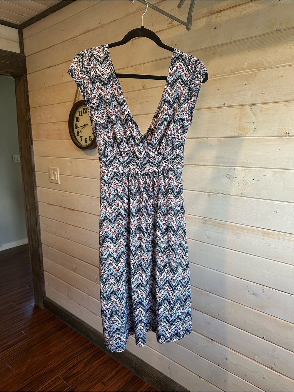 Simone | Sleeveless Midi V-Neck Dress